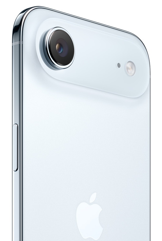 Apple iPhone Air Sky Blue — тонкий профиль, Dynamic Island, кнопка действия, панель управления камерой в руке