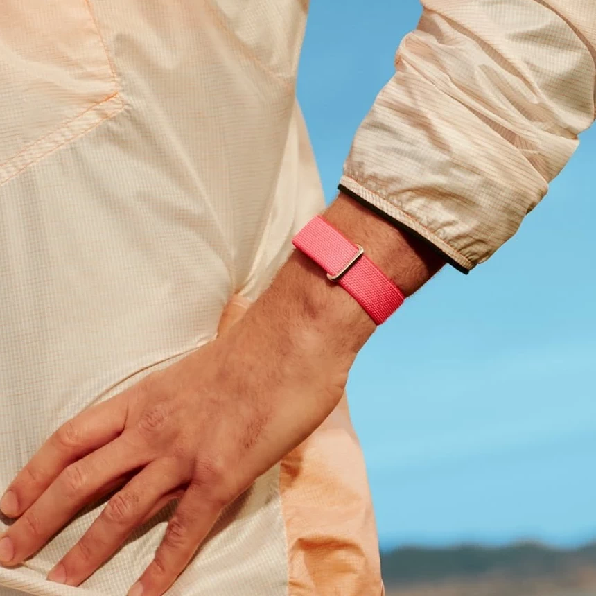 Google Fitbit Air с ягодным текстильным ремешком Berry и полированной золотистой застёжкой на руке