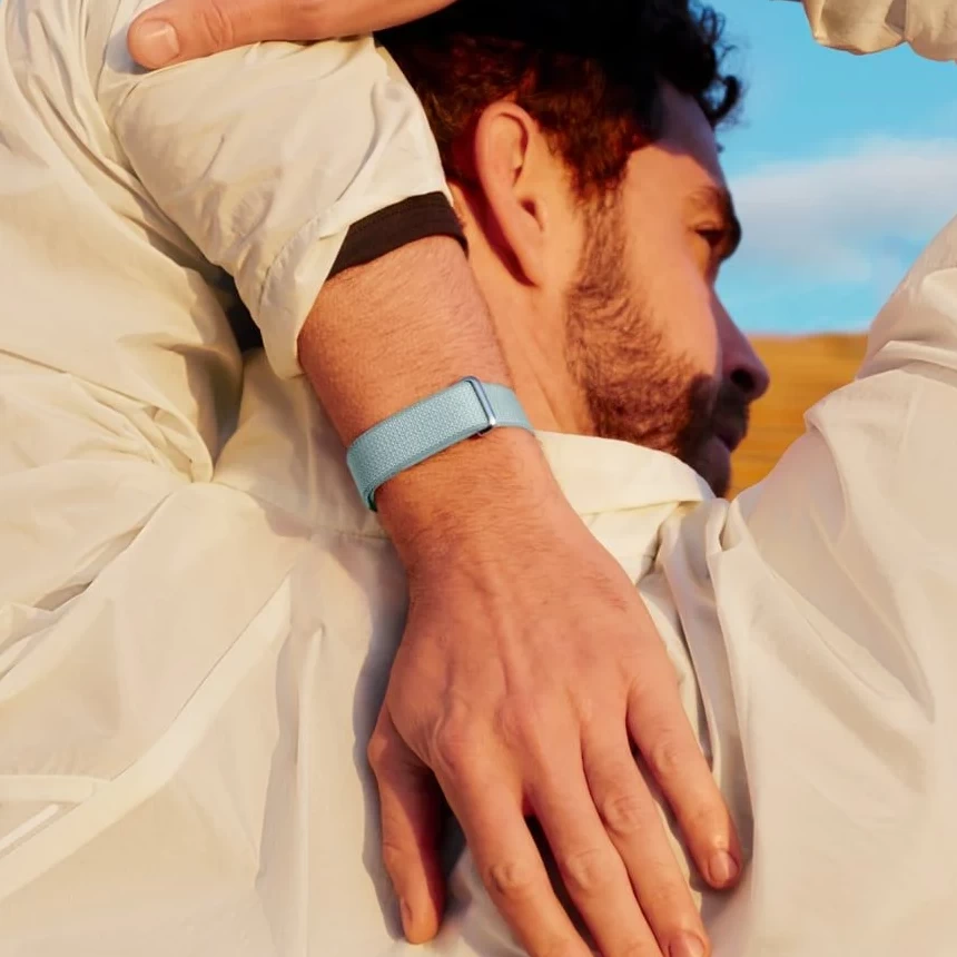 Google Fitbit Air с дымчатым текстильным ремешком Fog на руке