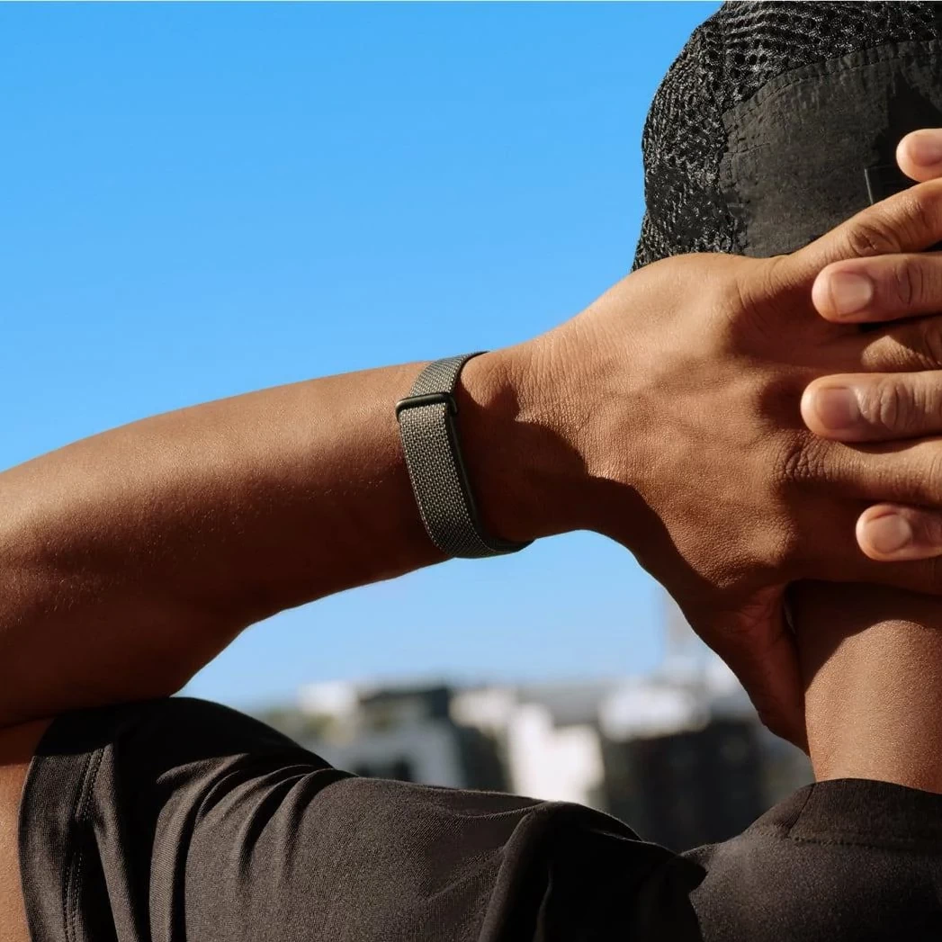 Google Fitbit Air с чёрным текстильным ремешком Obsidian на руке