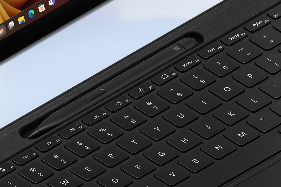 Surface Slim Pen 2 в хранилище клавиатуры Flex Keyboard